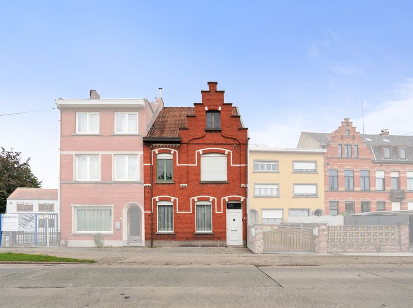 Deze te renoveren woning bevindt zich in de buurt van onder andere warenhuizen, openbaar vervoer, bakkers, slagers, scholen,...&lt;br /&gt;
&lt;br /&gt;
Op de eer