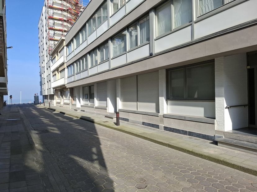 UITSTEKEND GELEGEN PIED-À-TERRE OP ENKELE STAPPEN VAN DE ZEEDIJK.
