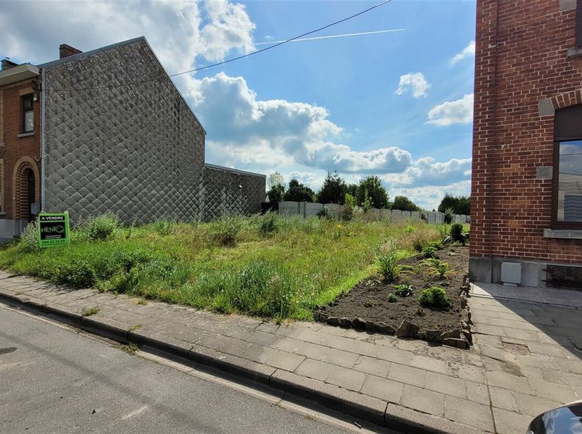 Belle parcelle de terrain à bâtir idéalement située à 2&#039; des axes autoroutiers, non loin des villes de MONS-TOURNAI-ATH.&lt;br /&gt;
La superficie totale es