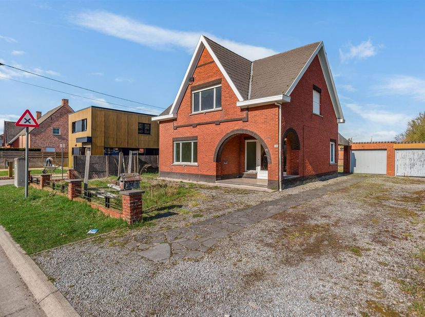 Te renoveren woning met 3 slaapkamers op rustige locatie in Hulshout!&lt;br /&gt;
Ligging: De woning is rustig gelegen, openbaar vervoer, winkels en centrum