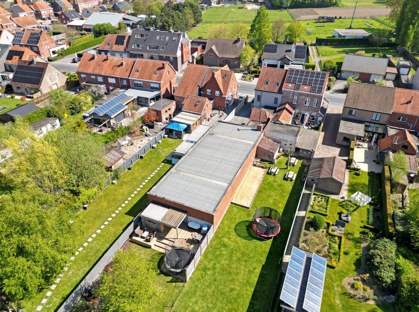 Ruime halfopen bebouwing met loods van ca. 300m², 3 slaapkamers en zonnig terras&lt;br /&gt;
Ontdek deze veelzijdige eigendom die wonen en werken perfect co