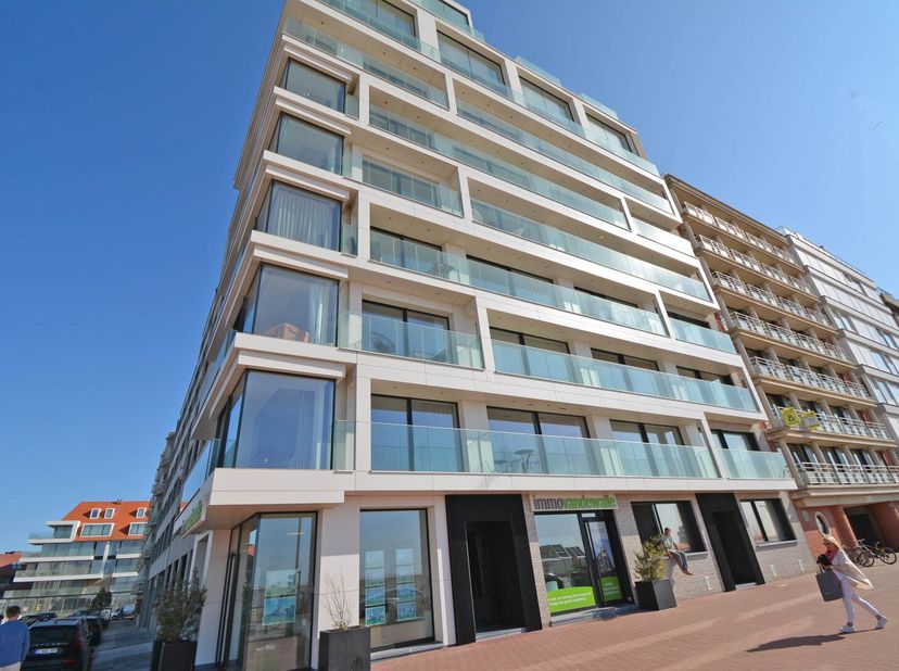 Ruim appartement met frontaal zeezicht naast het Casino.&lt;br /&gt;
Het appartement omvat: woonkamer met ingerichte keuken met oven, kookplaat, vaatwasser,