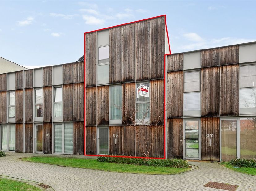 Deze recente woning (2019) is gelegen in de rustige en aangename wijk Koklenberghof, midden in het centrum van Sint-Niklaas. Het biedt de perfecte com