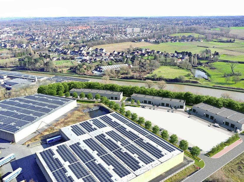 Deze moderne KMO-units, variërend van 130 m² tot 360 m² (samenvoegbaar), maken deel uit van een nieuw bedrijvenpark. Strategisch gelegen ten zuiden va