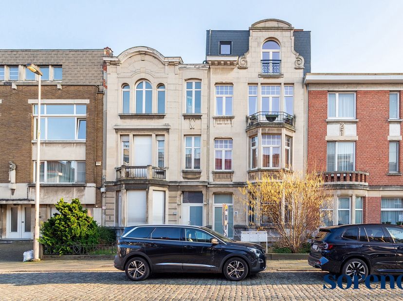 Volledig gerenoveerd 2 slaapkamer duplex appartement op parket ca. 150m² gelegen in een karaktervolle herenwoning zonder lift te Berchem. Het appartem