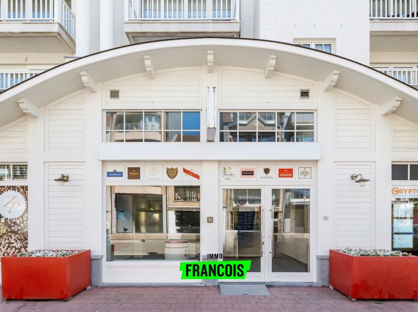 Deze prachtige, ruime handelsruimte bevindt zich in een recent nieuwbouwcomplex op een gunstige ligging in het centrum van Knokke.&lt;br /&gt;
Het pand is a