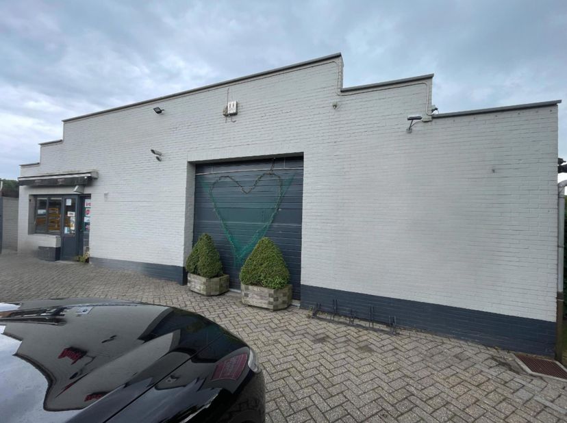 Gelegen langs de druk bereden Turnhoutsebaan in Westmalle, bevindt zich deze praktische en ruime loods op huisnummer 172. De loods zelf beslaat een op