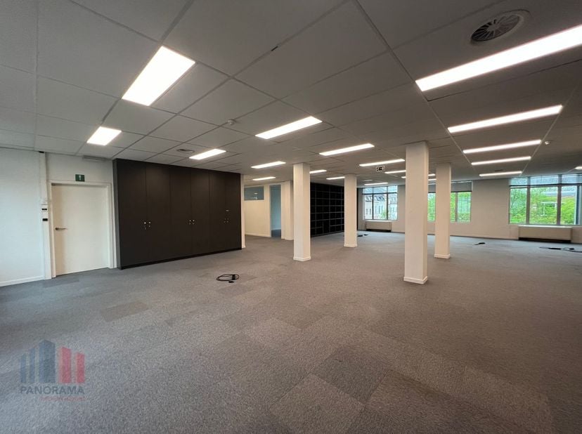 Uniek gelegen instapklare kantoren van 521m² te huur op slechts 2 km van het centrum van Gent en op amper 2 min van de E17-E40.&lt;br /&gt;
&lt;br /&gt;
De kantoo