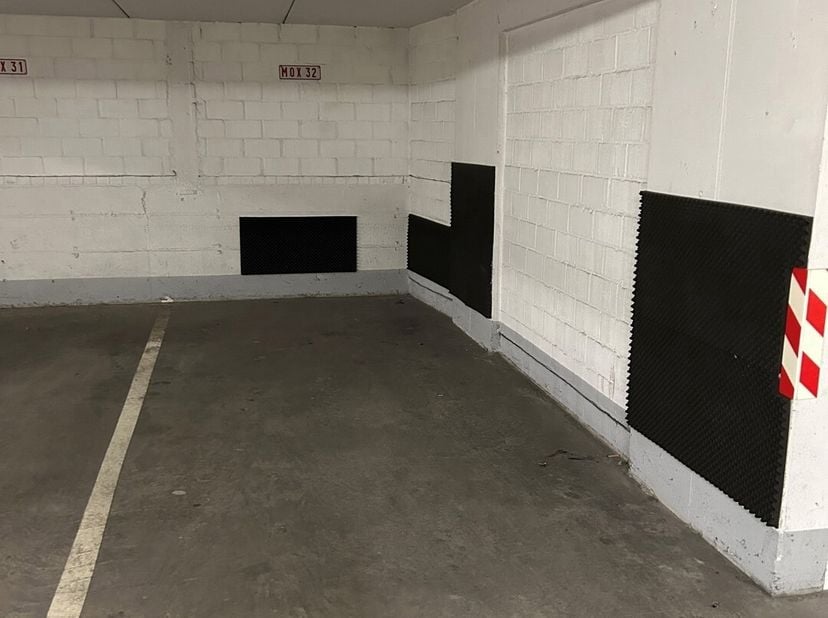 Mooie staanplaats gelegen op niveau -3&lt;br /&gt;
Breedte: 2m40&lt;br /&gt;
Lengte: 5m20&lt;br /&gt;
Hoogte: 2m&lt;br /&gt;
Geen autolift aanwezig in het gebouw