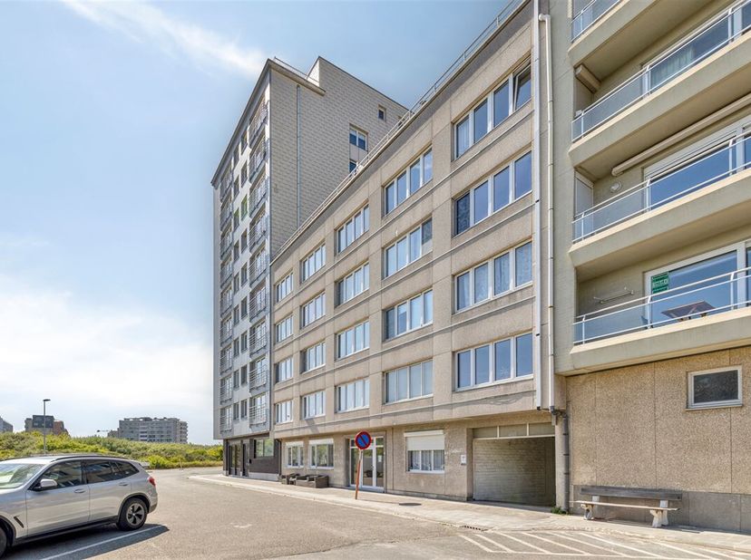 Gelegen net achter de hoek van de Zeedijk en op wandelafstand van het centrum van Middelkerke, bevindt zich dit op te frissen gelijkvloers appartement