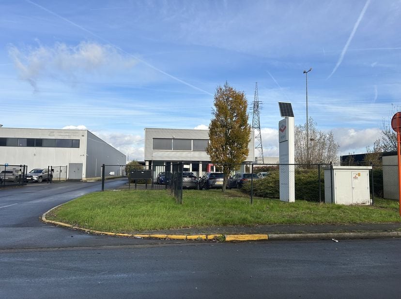 Cet entrepôt à louer parfaitement situé est situé dans la zone industrielle de Cargovil à Vilvorde, juste à côté du canal maritime Bruxelles-Escaut. C