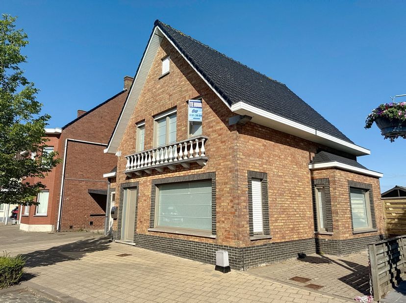 Instapklare, energiezuinige en ruime open bebouwing gelegen in het rustige Werken, vlakbij Kortemarkt. Deze woning beschikt over 3 slaapkamers (2 ruim