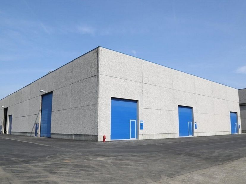 Entrepôt de 340m² avec 3 places de parking&lt;br /&gt;
Emplacement : accès facile via l&#039;A12&lt;br /&gt;
Spécifications : porte sectionnelle automatique, hauteur l