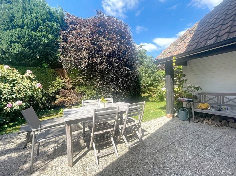 Quartier calme du Faubourg, proche du centre, appartement 75m² joliment meublé au rez-de-chaussée d&#039;une Villa de charme.&lt;br /&gt;
Hall d&#039;entrée (vestiair