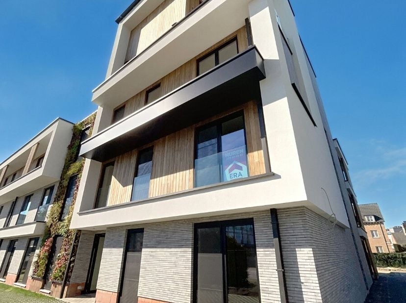 Dit prachtige appartement, gelegen op de eerste verdieping, biedt een stijlvolle en comfortabele woonervaring op een toplocatie in Bree. Dit apparteme