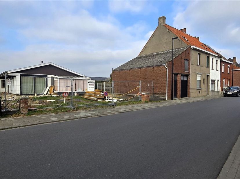 Terrain à bâtir bien situé, accessible par volt.&lt;br /&gt;
Largeur de la rue 15m à 73,2m de profondeur.&lt;br /&gt;
Avec bungalow à démolir, déjà en grande part