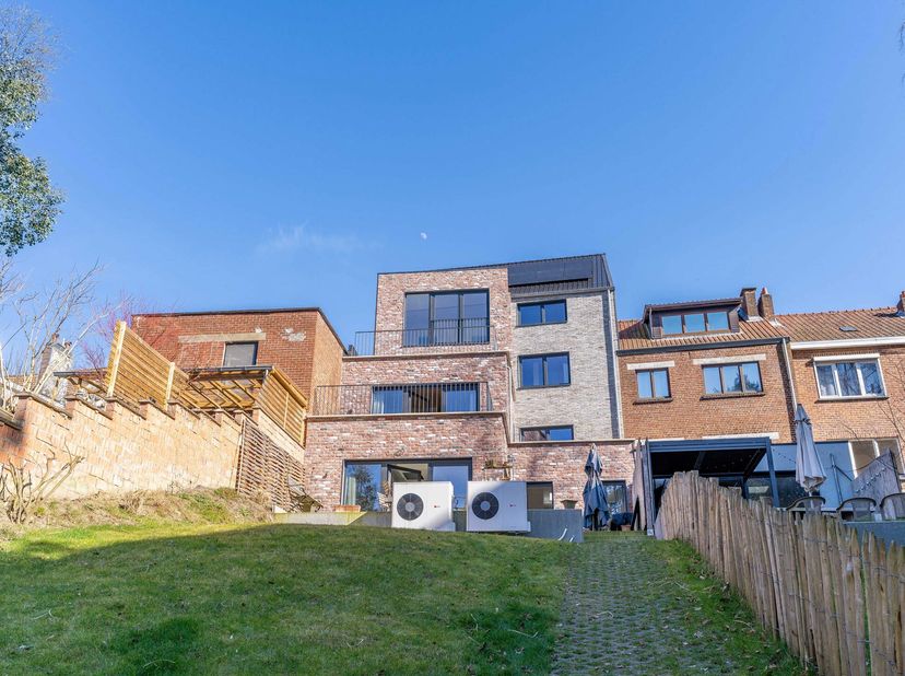 Duplex NEUF de +/- 150m² situé au cur de Rixensart et de toutes ses facilités. Il se compose au rez-de-chaussée d&#039;un vaste hall d&#039;entrée desservant 2