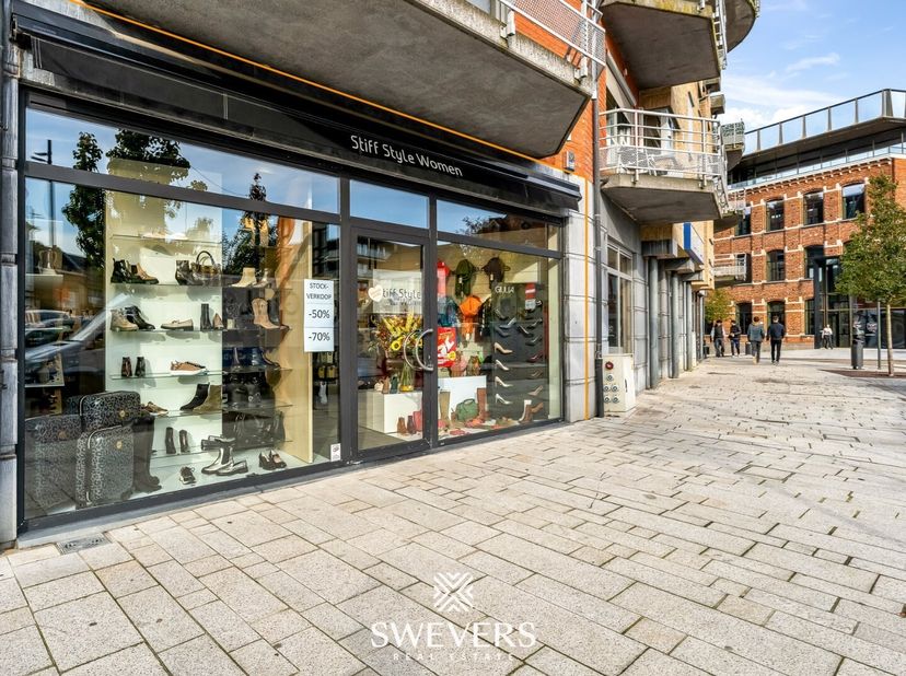 Voor meer info en fotos, surf naar www.swevers.be  Ontdek dit instapklare handelspand in het hart van Beringen, vlakbij de vernieuwde Grote Markt! Voo