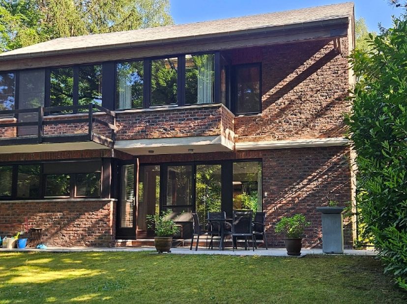 Zeer rustig en residentieel gelegen villa in moderne stijl palende aan het golfdomein van Keerbergen op een perceel van 14 are 75 ca. Zuiden vooraan. 