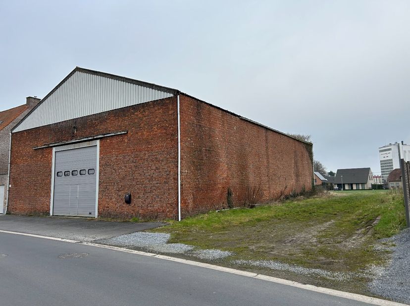 Rustig gelegen projectgrond op een totale oppervlakte van 1.259m².&lt;br /&gt;
Het perceel heeft een breedte aan de straat van 26,70 meter en een diepte van