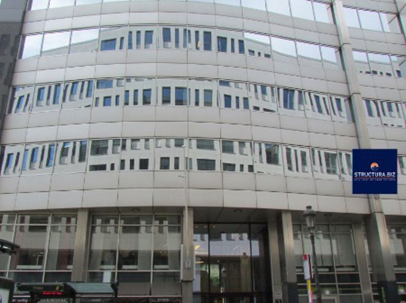 Aangename kantoorruimtes van verschillende grootte in het centrum van de Leopoldswijk. De derde verdieping werd volledig gerenoveerd. De tweede verdie