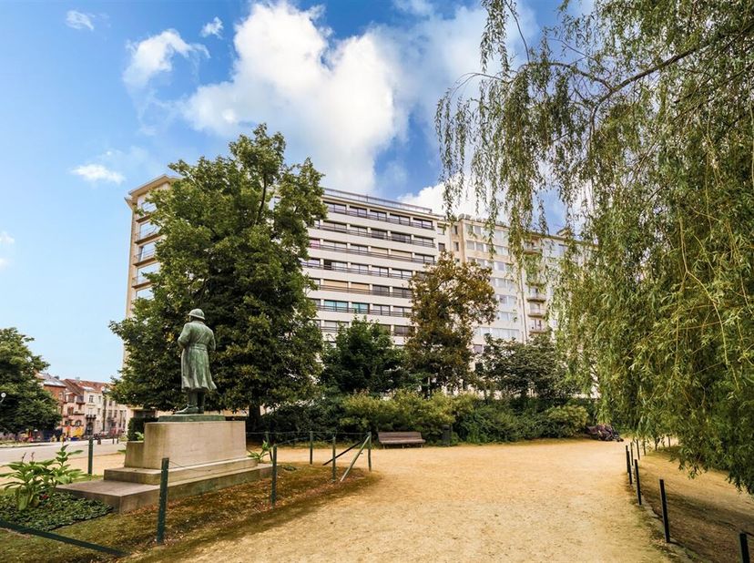 Bel appartement d&#039;une chambre à rafraîchir au 2ème étage donnant vue sur le Square Marie Louise. Hall d&#039;entrée compact avec coin vestiaire et toilette