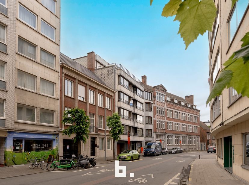 Algemeen bezoekmoment woensdag18 juni. Gelieve u in te schrijven via onze website https://tinyurl.com/4nhesv3r.&lt;br /&gt;
Dit lichtrijke appartement biedt