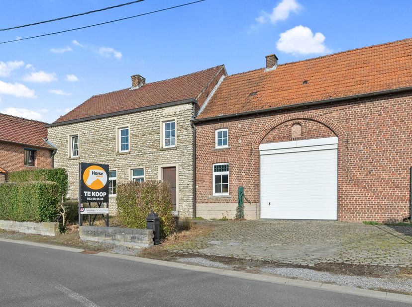 GALMAARDEN - Karaktervolle woning met ruime werkplaats op prachtig perceel van 80 are&lt;br /&gt;
 In het hart van het charmante en groene Galmaarden vind j