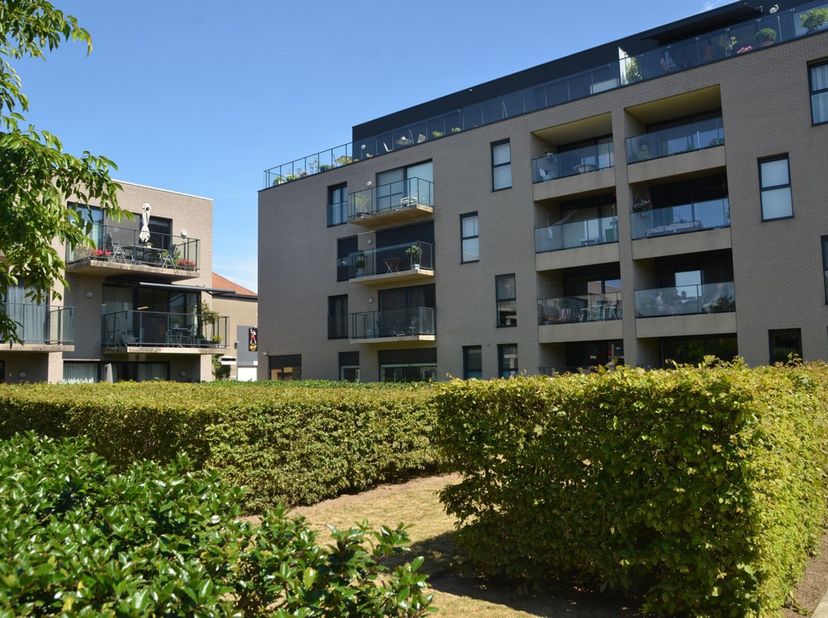 Zeer ruim instapklaar appartement bestaande uit hal met apart toilet, gezellige living met open en volledig geïnstalleerde keuken met toegang tot het