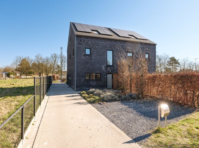 Gelegen in een rustige en groene woonomgeving in Lommel, biedt deze moderne halfopen woning een ideale combinatie van comfort en ruimte. Met vlotte ve
