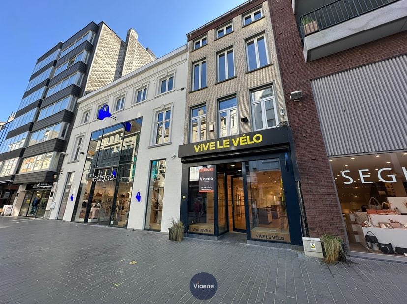 Opvallend en gerenoveerd handelspand gelegen in de verkeersvrije winkel-wandelstraat - commerciële ligging nabij het Casino-Kursaal en tussen het Mari