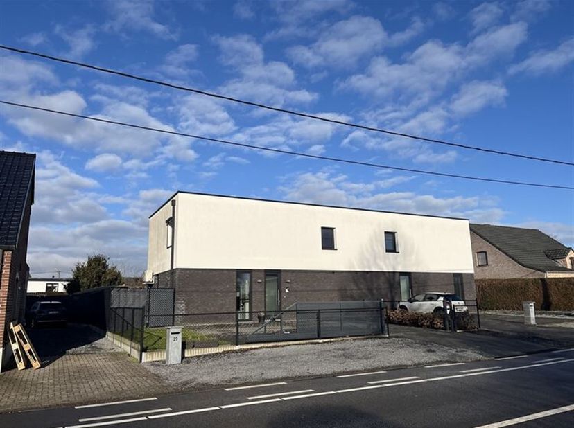 Half-vrijstaande, moderne nieuwbouwwoning, gelegen nabij het centrum van Neeroeteren&lt;br /&gt;
Troeven&lt;br /&gt;
- Vloerverwarming&lt;br /&gt;
- Hoogwaardige afwerk