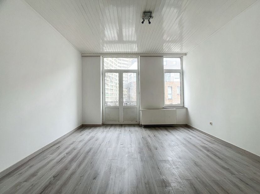 ANDERLECHT - REF: 6818574 - BEL APPARTEMENT UNE CHAMBRE ENTIEREMENT RENOVE!&lt;br /&gt;
Situe au 1er étage d&#039;une petite copropriété, nous vous proposons à l