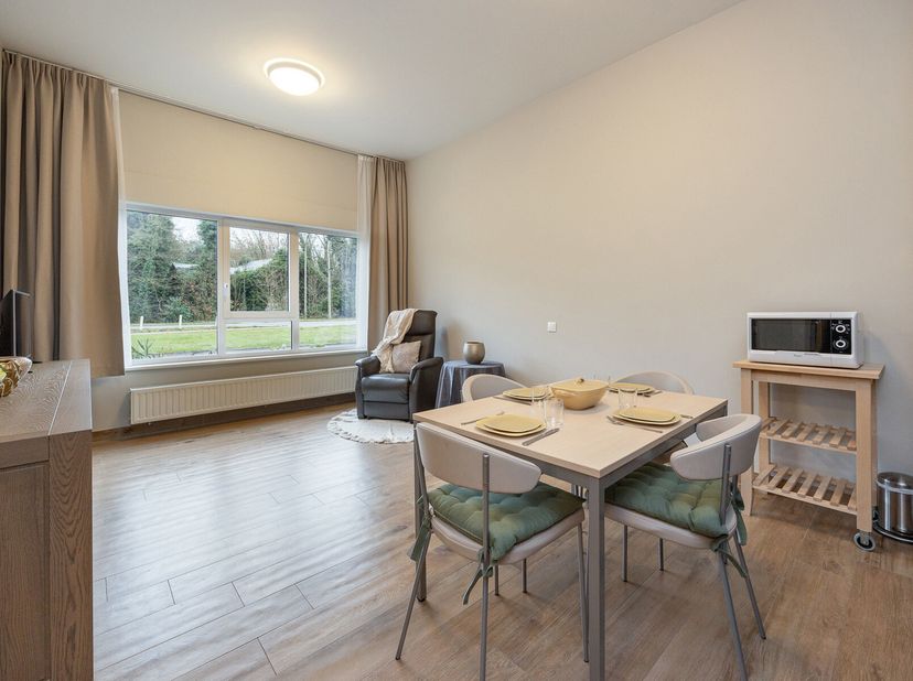 Dit appartement is gelegen in een recent appartementsgebouw, dat specifiek ontworpen is voor assistentie woningen. Het gebouw biedt dus een groot aanb
