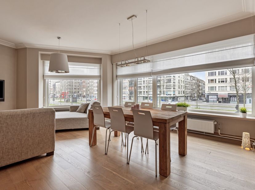 Dit appartement te koop is gelegen aan de Italiëlei te Antwerpen Centrum. Er werd gerenoveerd met oog voor detail en heeft een bewoonbare oppervlakte