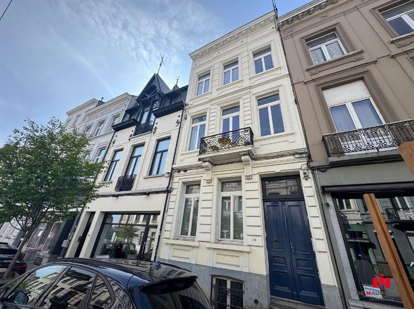 Bel appartement dans une maison de caractère au style typique des années 30, situé dans une rue calme à proximité immédiate de la Place Flagey et de l