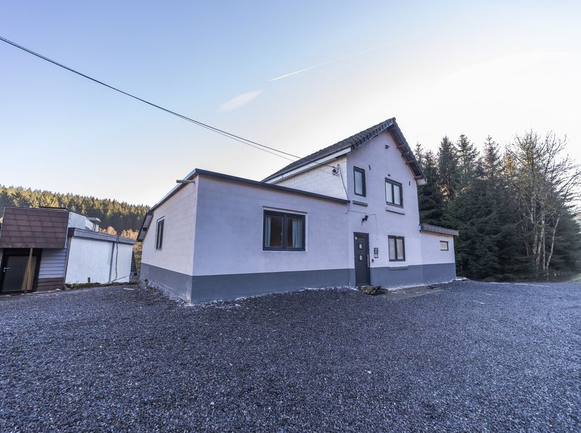 L&#039;agence Antoine Immobilier de Stavelot pour présente cette maison d&#039;habitation 4 façades située à 600m de l&#039;entrée du circuit de Spa-Francorchamps. À