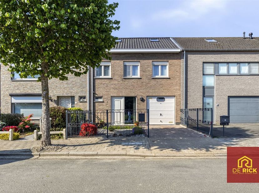 Découvrez cette charmante maison au calme à Erembodegem, idéalement située dans un quartier verdoyant et paisible. Avec une surface habitable de 135m²