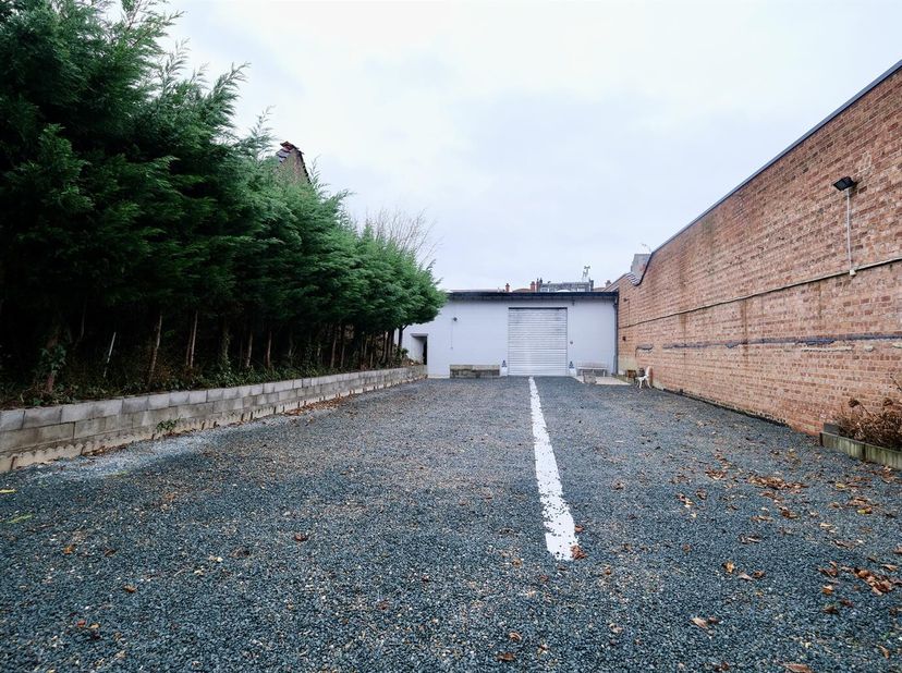 KOEKELBERG - REF : 4230533 - Á proximité de toutes les facilités nous vous proposons cet entrepôt de 150m2. Détails importants : porte électrique, com