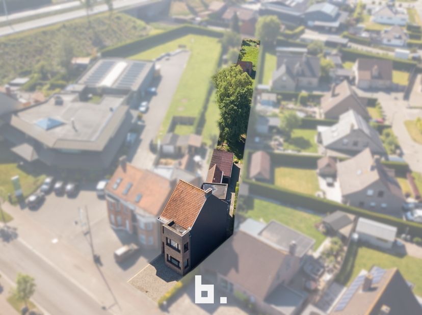 Op een centrale en vlot bereikbare ligging te Maldegem treffen we deze woning. Een absolute troef is het ruim en zonnig perceel van 870 m² waarop de w