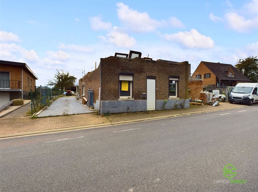 In Buvingen, tussen Gingelom en Sint-Truiden, vinden we dit renovatieproject met vergunde bouwplannen.&lt;br /&gt;
De omgeving van de woning wordt gekenmerk