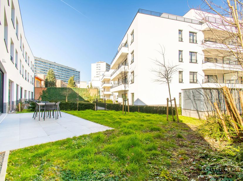 AMP EC 0.1 - MIN. 1 JAAR CONTRACT - In een rustige buurt, dicht bij de NAVO, openbaar vervoer en winkels, bieden wij u een groot luxe appartement (117