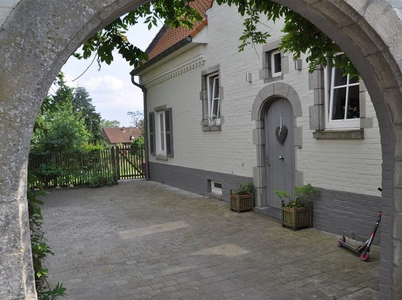 Zeer mooi gelegen woning met veel charme. Living en eetkamer +/-65m² houten vloeren en cassette openhaard -  volledig ingerichte keuken +/-30m² (vaatw
