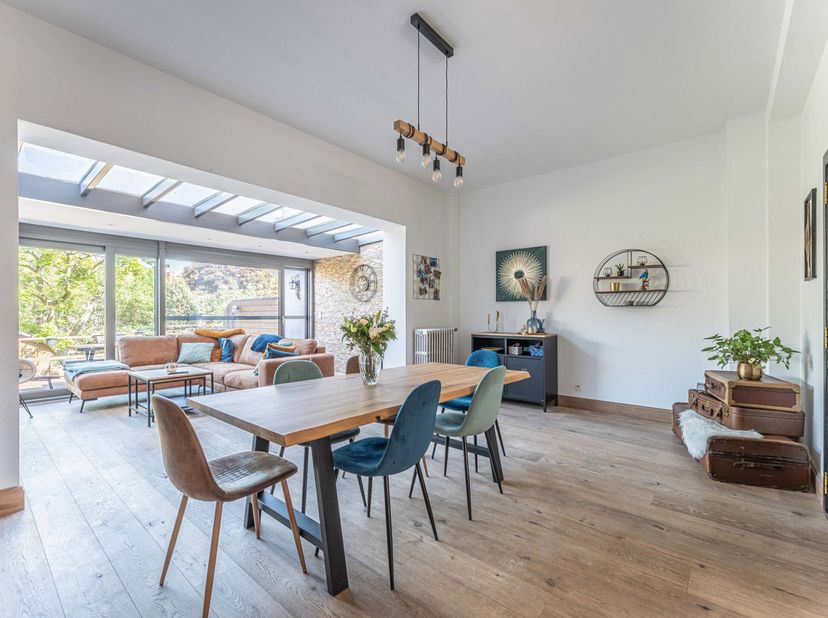 *** OPTION - DANS L&#039;ATTENTE DE LA SIGNATURE DU COMPROMIS *** Charmante maison 2 façades en excellent état général, sis dans un quartier paisible. Cons