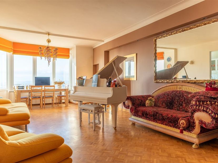 Property One vous propose ce superbe appartement traversant situé face au parc Duden, à proximité des commerces, écoles et transports en commun. Ce bi