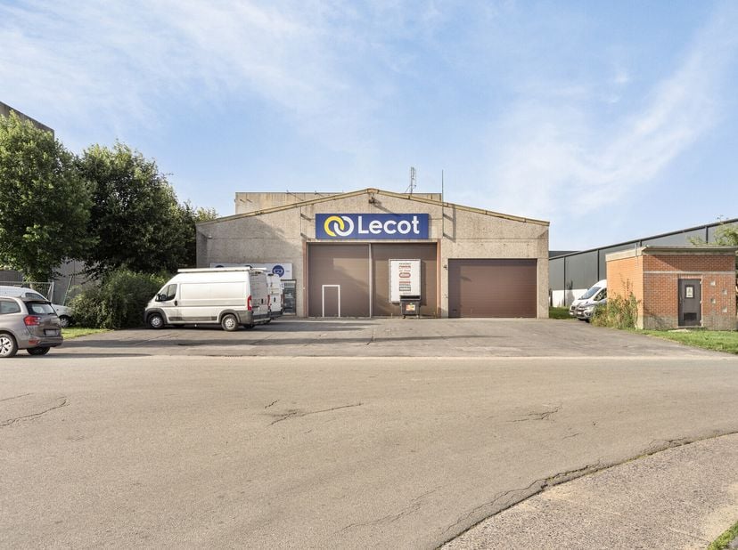 Local commercial - magasin sur piste d&#039;environ 770 m² (24 places de parking privées à louer à Middelkerke). &lt;br /&gt;
MISE EN PAGE:&lt;br /&gt;
- grand espace