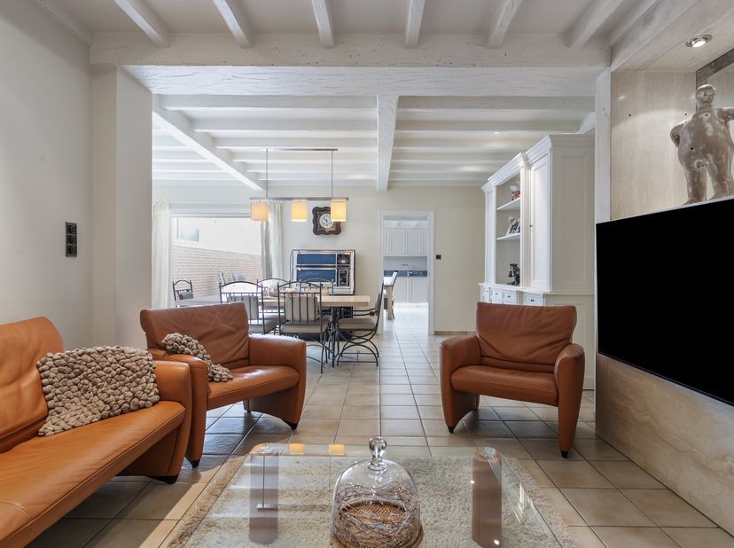 Au cur de Sint-Denijs, nous trouvons cette propriété combinant une maison confortable et un bâtiment commercial entièrement équipé (boucherie). La mai