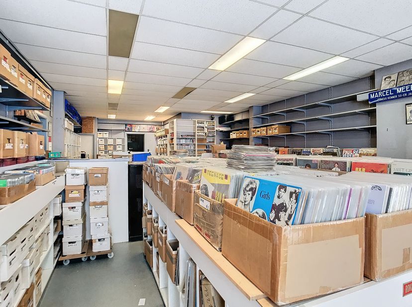 Ce bâtiment, actuellement utilisé comme magasin avec espaces de rangement, est proposé à la vente dans la Langestraat, au centre de Kruibeke. Il peut