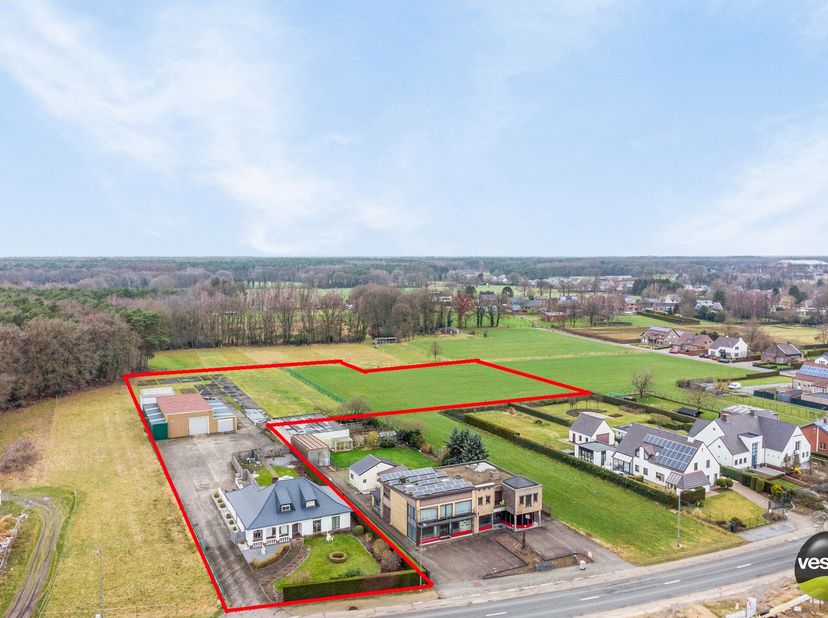RUIME VILLA MET 430 M² WERKPLAATSEN OP 1,2 HECTARE&lt;br /&gt;
&lt;br /&gt;
Deze uitzonderlijke woning is gelegen langs de Weg naar Zwartberg, vlak aan het centru