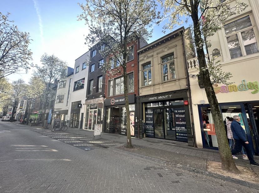 Ontdek dit unieke pand op een toplocatie in Turnhout. Dit gebouw combineert een ruime commerciële ruimte met een modern en comfortabel triplex apparte